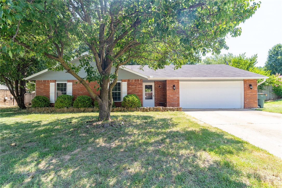 Very cute, well maintained home in an established neighborhood close to the U of A. 3 bedrooms, 2 baths. Granite counters in the kitchen. Wood laminate in living area and master bedroom. This home is move in ready and waiting for its new owner.