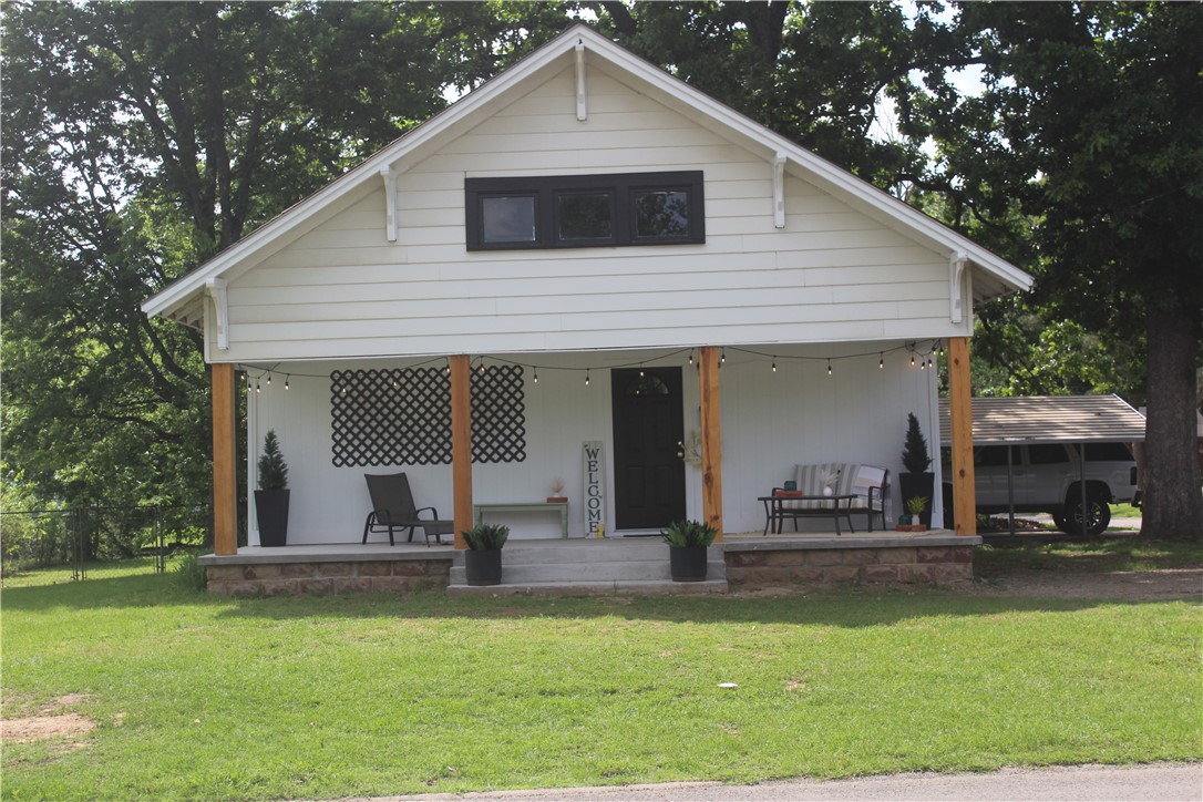 Adorable little Bungalow that sits just a couple of minutes past the University of the Ozarks. This home has been renovated and is move-in ready. The quaint curb appeal welcomes you to this 3-bedroom, 1-bath home with a large fenced-in back yard. The sellers have added new paint, doors, and flooring. The renovated kitchen and bathroom are fresh and waiting for the new owners. This is priced to sell quickly. Inventory is low for move-in-ready homes under $175,000, so come see this one today.