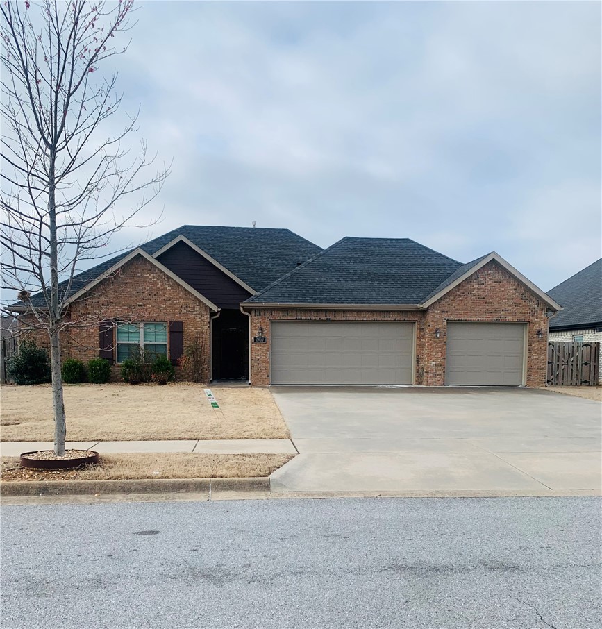 This gorgeous 4 bedroom home, just 10 minutes away from downtown Bentonville! This home has a jacuzzi tub, wood cabinets, granite counter tops and comes with all appliances. The house is perfect for anyone who is looking for a spacious backyard! Hurry it won't last long!
