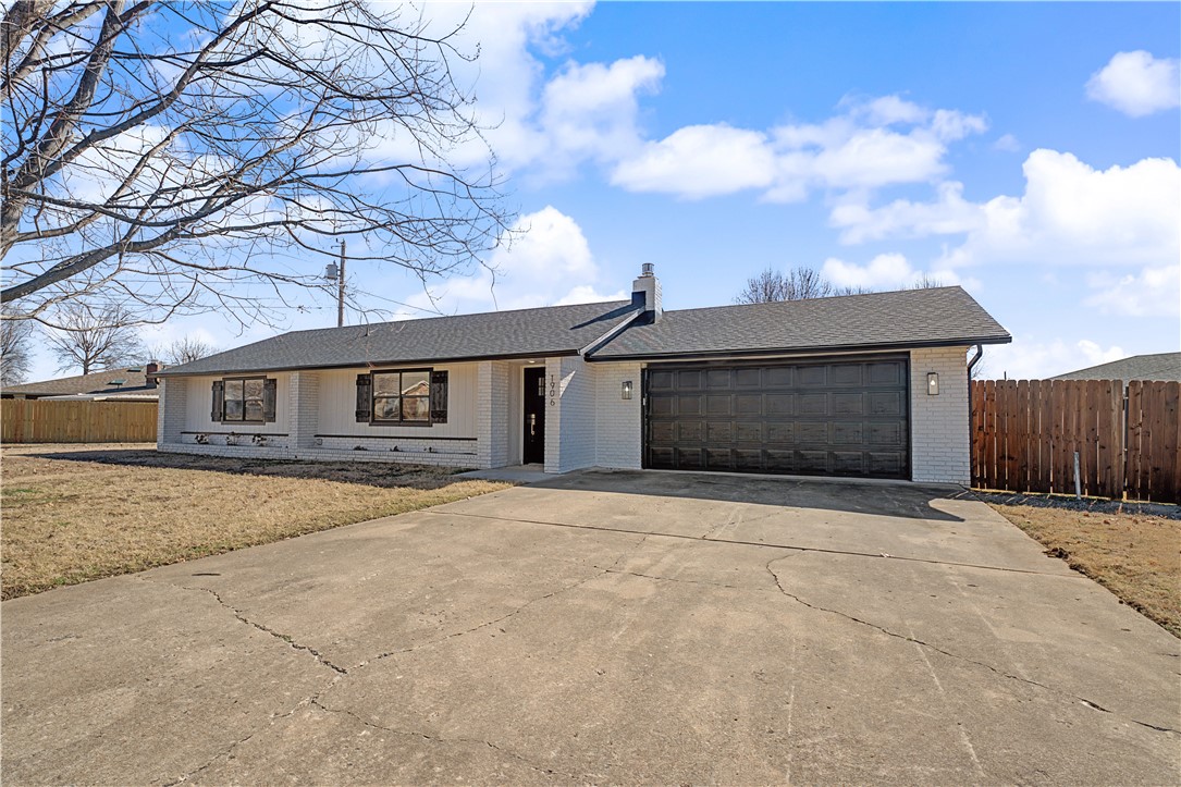 Completely renovated in 2021, this home showcases quartz countertops, updated flooring, contemporary lighting, fresh interior paint, stylish tilework, and a new roof installed the same year. The thoughtfully designed split floor plan adds both comfort and functionality. Ideally situated directly across from and within walking distance of the Walmart Home Office campus, the home is also located in a neighborhood connected by the Razorback Greenway. Enjoy convenient access to Downtown Bentonville, the Sam’s Club Home Office, schools, restaurants, shopping, the hospital, Crystal Bridges Museum of American Art, 8th Street Market, and The Momentary — all just minutes away.   Listing agent related to seller