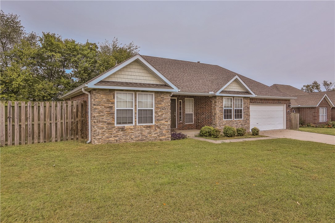 Great home in a great neighborhood in Centerton! Features include 3BD/2BA, brick & stone exterior, open split floor plan, 10 ft ceilings with crown molding and recessed lighting, tray ceilings in master with large walk-in closet, Jacuzzi tub, gas-log fireplace, granite counters, large fenced backyard. Sit out on the deck and relax