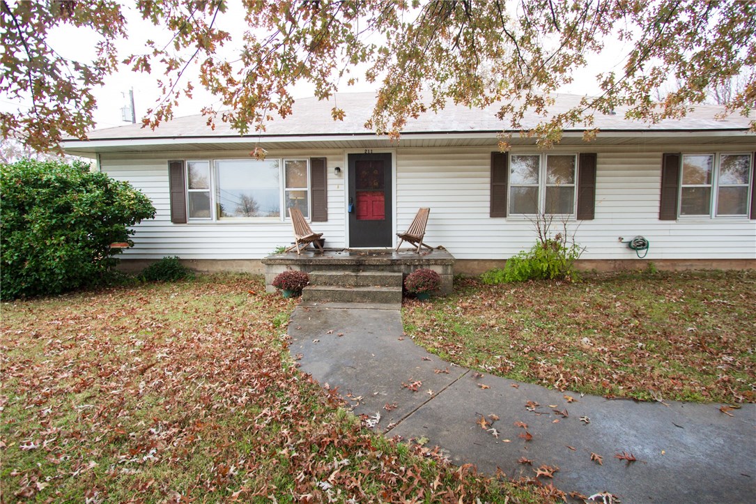 Great home centrally located in Lincoln! Walking distance to the downtown square and just minutes to the elementary and middle school! This home is great for entertaining with a very large and open living and dining room. Oversized master bedroom and laundry room.
