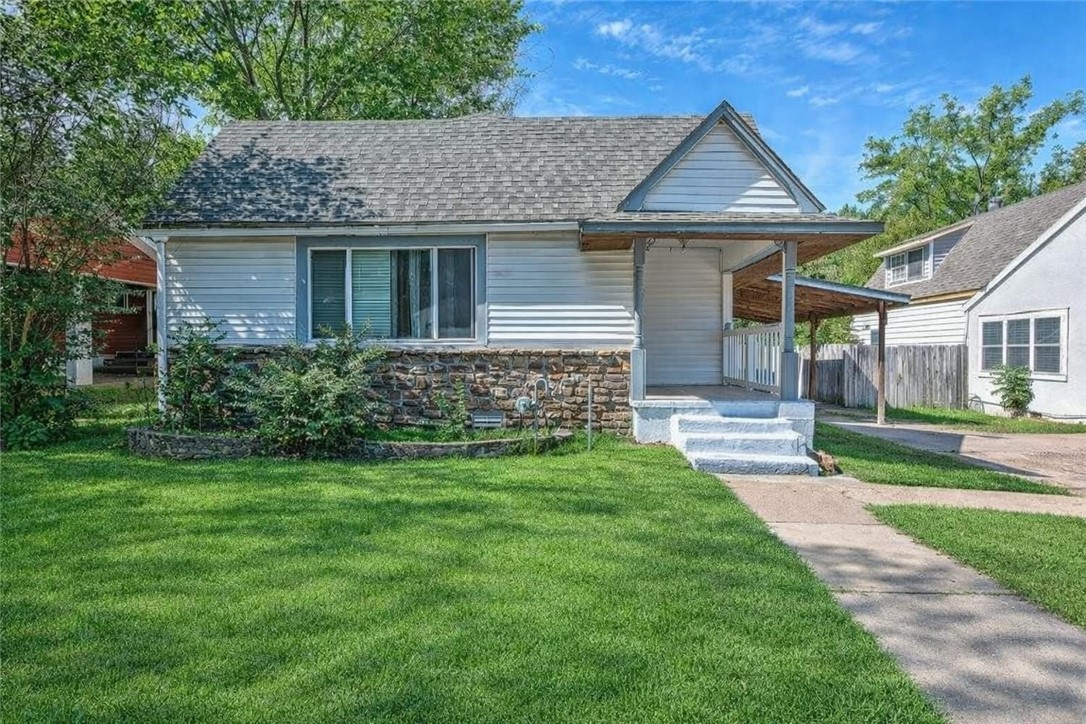 Investor's Dream. Perfect BRRR opportunity. This property is ideal for anyone looking to buy, rent, refinance and repeat. This single-story home offers three bedrooms and two full bathrooms. Enjoy the convenience of being just minutes from Siloam Springs Intermediate School with nearby access to downtown and Aquatic Center. Don't miss the opportunity to make this space your own, schedule your tour today.