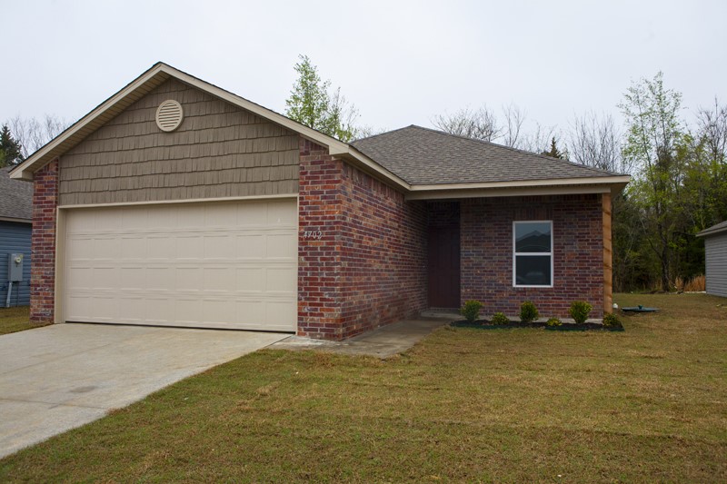 Modern 4-Bedroom, 2-Bathroom Home in convenient West Fayetteville neighborhood.  Fully-fenced in backyard and the privacy of no homes directly behind you.

Just 3.3 miles from the University of Arkansas, with quick access to i49 and all the great shopping and dining that Fayetteville has to offer.

The large open-concept Living Room, Dining Room and Kitchen area is built to entertain. Refrigerator conveys with other kitchen appliances.

2x Car Garage and Off-Street Parking.

Great starter home or investment property! Rausch Coleman built in 2020 and well maintained.

Neighborhood has direct access to the Greenway Trail.  Neighborhood also feature it's own Walnut Crossing Park with playground and basketball court - in addition to the nearby Farmington Park.
Jerry "Pop" Williams Elementary School, Holcomb Elementary School and John L Colbert Middle School are all withing 1/2 of mile of this house. 

*Currently tenant occupied until 7/31*