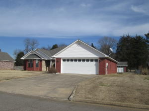 Beautiful home with split floor plan Master suite with large master bath, bonus room ,Deck off master suite.  Fenced backyard with beautiful landscaping and garage/workshop
