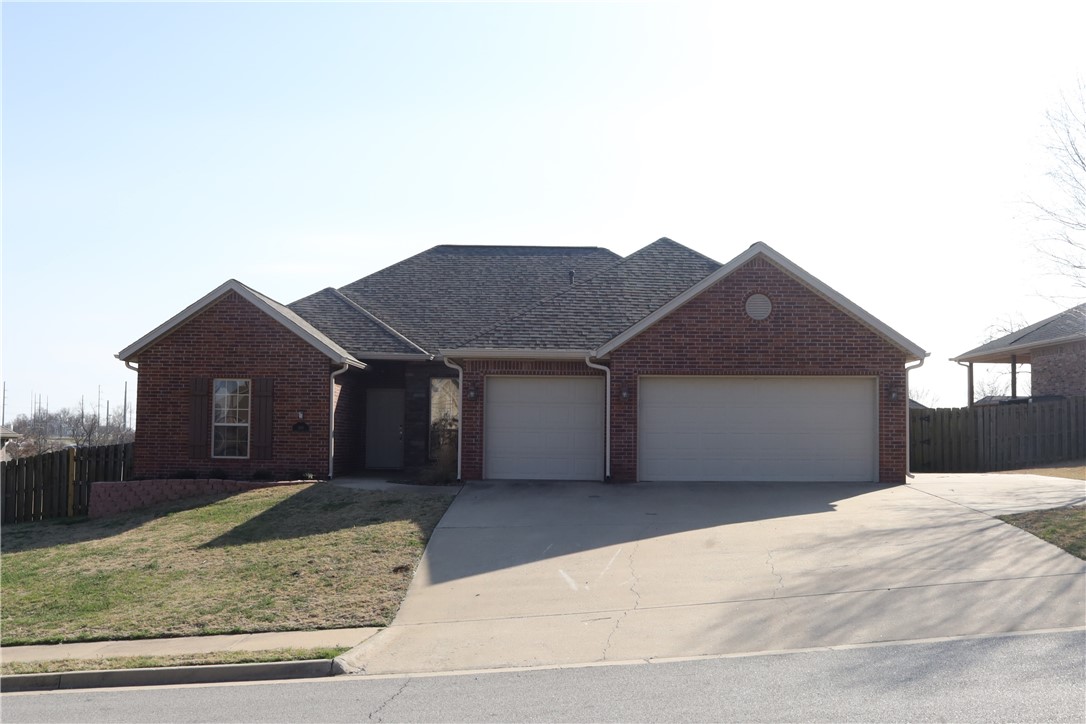 Welcome to this well-maintained home in one of Centerton's desirable neighborhoods, offering comfort, functionality, and an exceptional location. The spacious layout features inviting living areas, generous bedrooms, and a landscaped backyard perfect for relaxing or entertaining. Residents enjoy neighborhood amenities including a community pool and clubhouse. Conveniently located just minutes from Bentonville schools, Walmart's home office campus, shopping, dining, and everyday conveniences, with easy access to Downtown Bentonville, Coler Mountain Bike Preserve, and the region's extensive trail system. This home combines neighborhood charm with outstanding access to everything Northwest Arkansas has to offer. Visit siennaestates.com to learn more about the neighborhood amenities, like a community pool, playground, fitness room, and clubhouse.