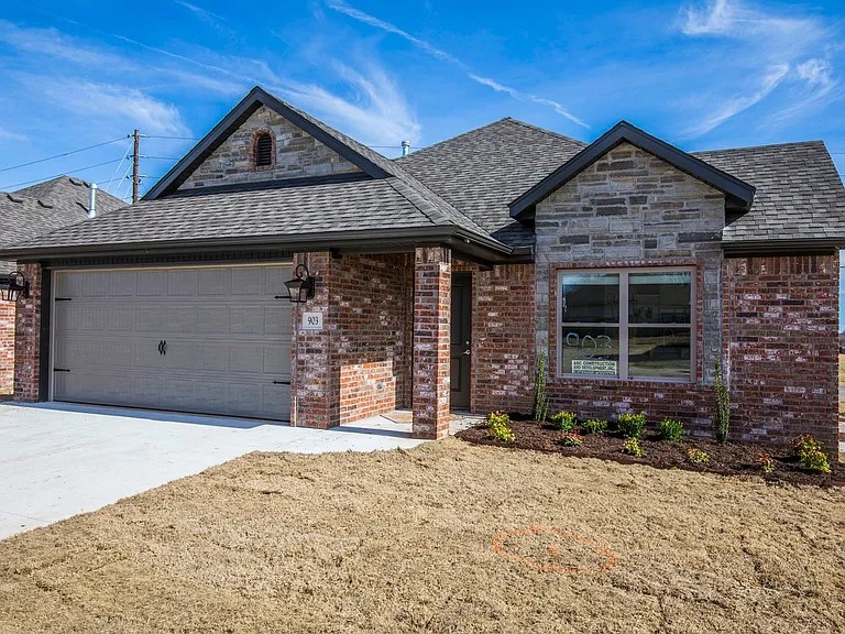 Great Home
3 bedroom 2 bath homes in Centerton just minutes from schools. Open floor plan, wood style ceramic tile thru main living area, carpet in bedrooms, stainless appliances, granite counters, 2 car garage, Refrigerator and lawn care included.