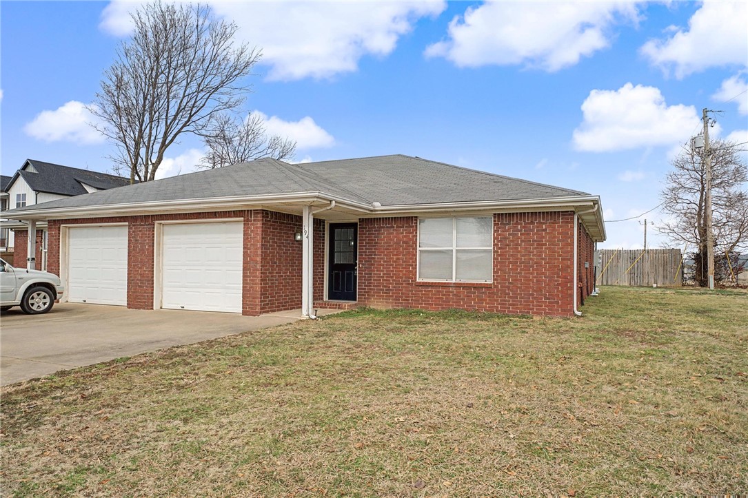 Welcome to this charming 2-bedroom, 2-bathroom home located in the desirable area of Pea Ridge, AR. This property boasts a spacious layout that allows for comfortable living and easy movement. The home comes with a one-car garage, providing ample space for your vehicle or additional storage. The location is simply ideal, placing you in close proximity to local amenities and attractions. This home offers a perfect blend of comfort, convenience, and style. Don't miss out on this opportunity to experience the best of Pea Ridge living.