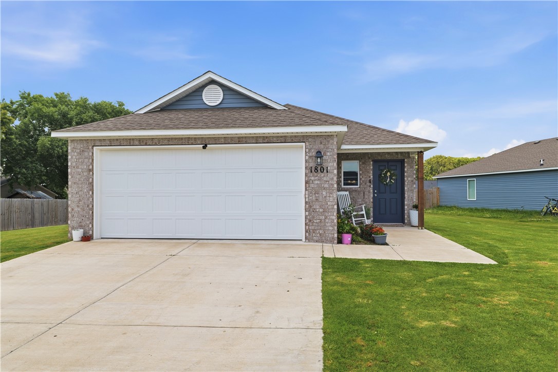 1801 E Annette Drive is a 2024-built, 3-bed, 2-bath home that has what most new builds simply do not big yard. Sitting on approximately .35 acres on a corner lot, this property offers one of the larger yards in Siloam Springs, giving families room to breathe, play, and grow.
Inside, new flooring runs throughout, and the finished garage adds everyday convenience and storage your family needs. The corner lot creates flexibility for a future shop, playset, garden, or outdoor living space; the possibilities are yours to design.
Whether you are upsizing, starting a family, or simply tired of new construction homes with postage-stamp yards, this home stands apart. All the benefits of a new build, modern finishes, updated systems, move-in ready condition, paired with a lot that actually gives you room to live.