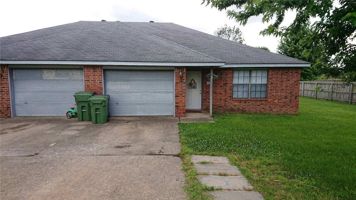 Great space in this 2 bedroom 2 bath duplex in East Rogers. Home includes 1 car garage and fenced yard.