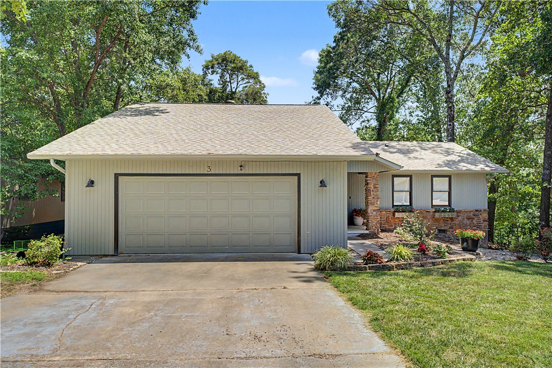 Welcome to this charming Bella Vista home offering a comfortable layout and plenty of flexible space! In addition to the main living area, you'll find a lower-level shop and bonus flex space that's perfect for a home gym, office, hobby room, or extra storage. Ideally located just minutes from the new Oz Trails Bike Park, featuring a state-of-the-art chairlift for riders, as well as Lake Windsor and the Kingswood Golf Course & Recreation Center. Whether you're looking to enjoy world-class mountain biking, golf, fishing, kayaking, or all that Northwest Arkansas has to offer, this home puts you right in the middle of it all!