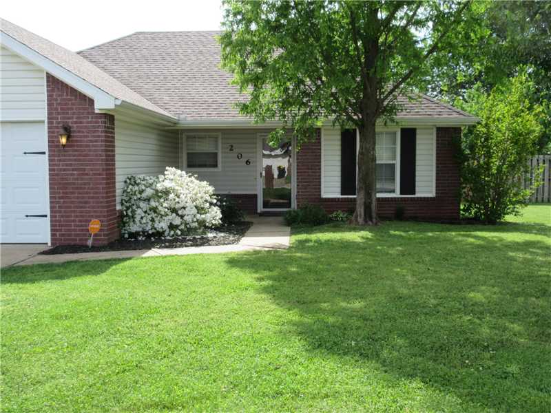 RD FINANCE/ 3BR/2BA/2CAR! REALLY NICE FENCED BACK YARD WITH PERGOLA. SPLIT FLOOR PLAN, STAINLESS STEEL APPLIANCES,TRAY CEILING IN MASTER & WALKIN CLOSETS. NEW PAINT, NEW ROOF, NEW 50 GAL WATER HEATER. CLOSE TO PARK WITH PLAY GROUNDS & WALKING TRAIL