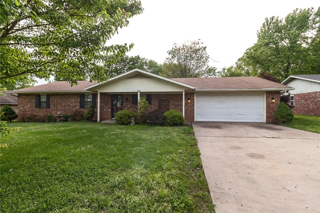Beautiful Sub Division well maintained all brick home. Bentonville Schools large yard. Great investment property or first time buyer. Won't last long. Sunroom, fenced yard, large family room open floor plan, eat in kitchen.