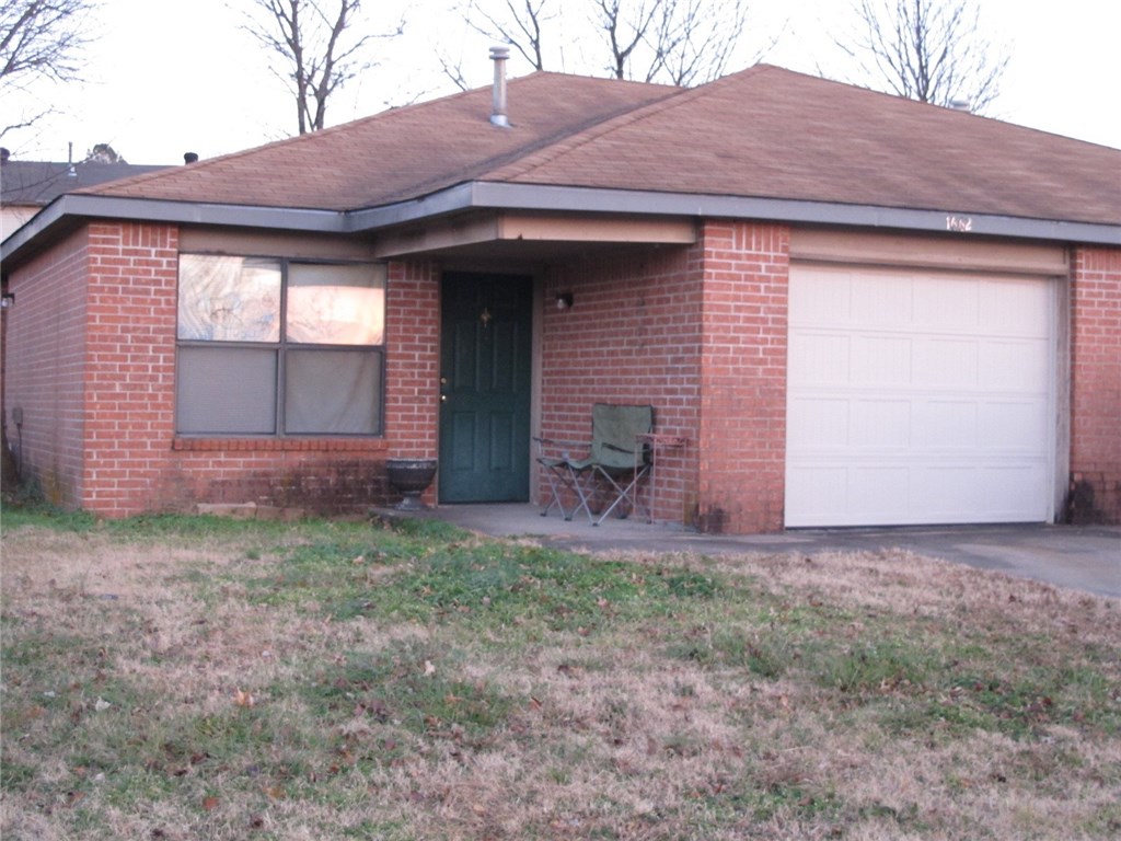 This great property is currently tenant occupied, making it an ideal investment opportunity for those wanting to capitalize on the hot market with it’s proximity to the best that Fayetteville has to offer. In addition, the property would be ideal for those looking to be their own landlord! This duplex is close to within 1.5 miles to Downtown Fayetteville and University of Arkansas. This is a rare Fayetteville opportunity that is not to be missed.