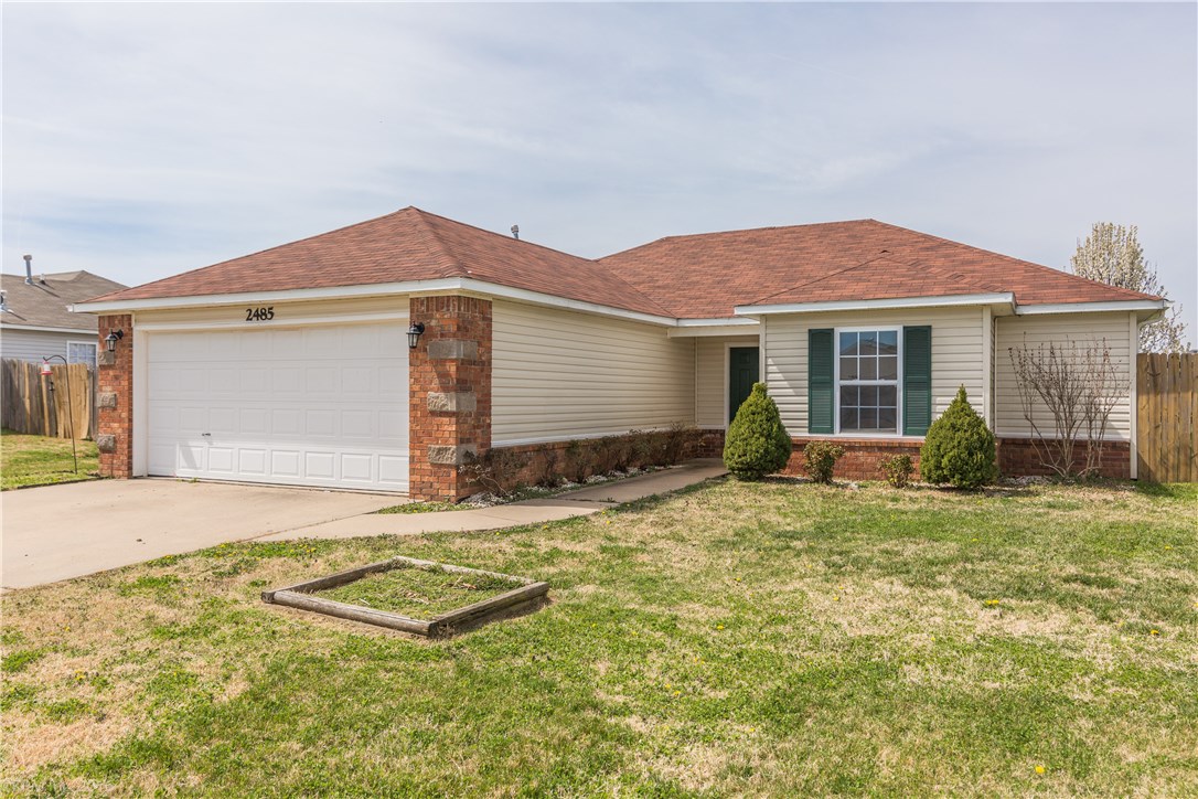 Cute 3BR / 2BA with large fenced backyard. New roof APRIL 2016.  Freshly painted, new carpet, new garbage disposal.  Washer, dryer & refrigerator stay.  Enjoy cooking on a gas range. Neat, clean and ready for new owners!