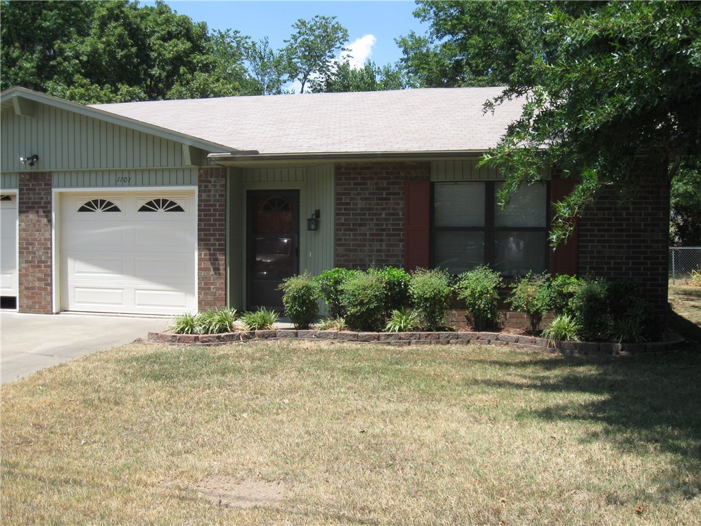 2 bed & 1.5 bath duplex in Rogers! Lawn care included! No pets.