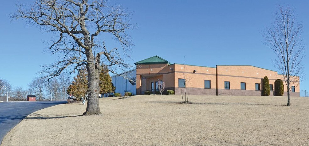 Industrial building with 19,600 s/f.