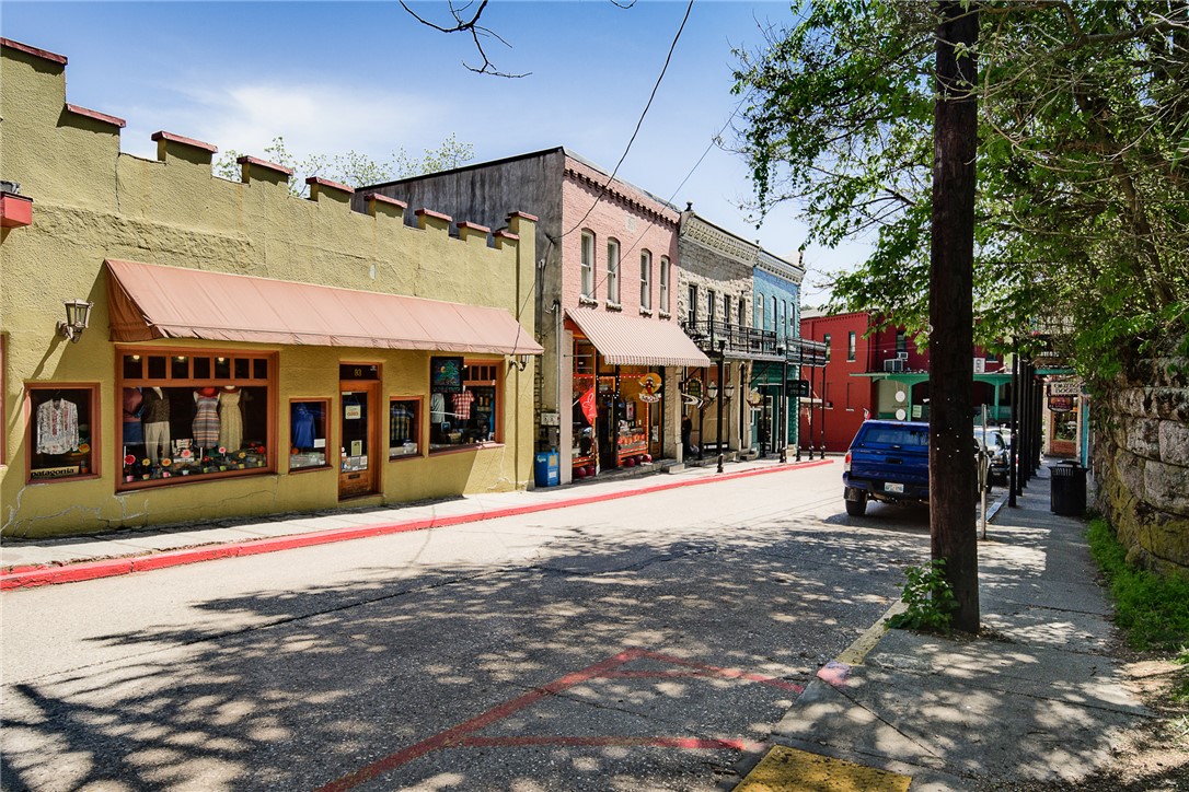 Prime retail location on busy Spring Street in Eureka Springs’ downtown shopping and nightlife district. The space has as a long history as a high-end outdoor apparel shop and includes storage and dressing areas as well as restroom. The 800 square foot space is part of a condominium building. With a high foot and vehicle traffic count and large display windows, this welcoming space is only limited by your imagination. Entrepreneurs, bring your great idea and make it a reality in the heart of Eureka Springs!