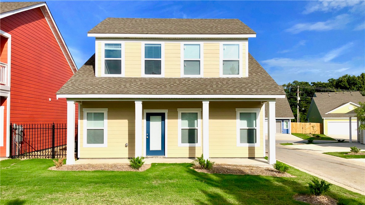 Adorable new construction. Enjoy all the amenities of the Links while living in a 3 Beadroom single family home. Close to I-49, Bus Route; Restaurants.