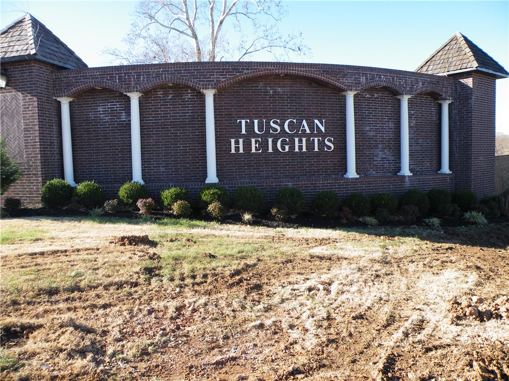 Excellent building lots in exclusive subdivision ready for construction. Subdivision has common areas with children's park all behind street fencing and entryway. Not many lots left in this price point and in a great location. 1800 sq ft building minimums.