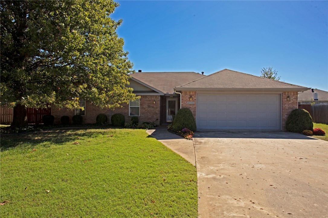GREAT home in a central location! Close to Memorial Park, Downtown Bentonville & future Walmart Home Office. Large lot w/fenced backyard & two covered patios. Fabulous home with fantastic layout, vaulted ceilings, wood beams, fridge, washer & dryer conveys along w/stainless steel appliances, eat-in kitchen. Large bedrooms w/awesome closets. Master bathroom has two sinks, tub, walk-in shower and large walk-in closet. This home is a place to call your own or has great investment history.