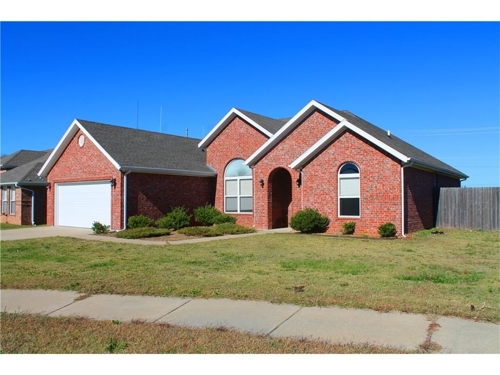 Nice 3 bedroom 2 bath home in Bentonville, split bedroom plan formal dining room and eat in kitchen. Granite countertops, fenced yard and fireplace.
