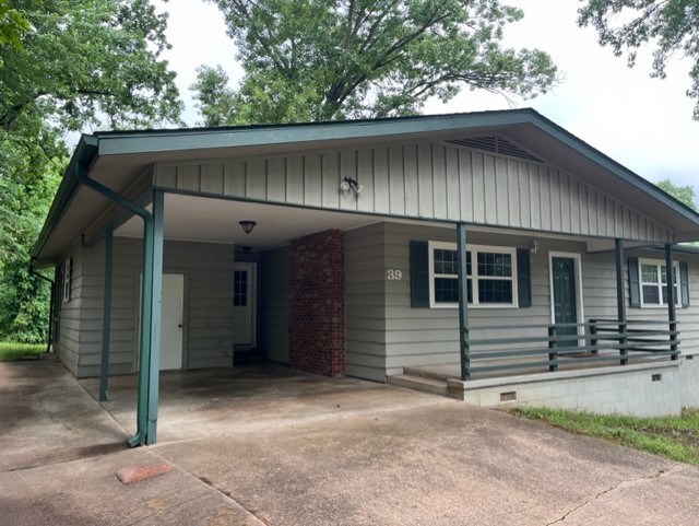 Cute, clean 3 bedroom, 2 bath located in Bella Vista, west side off of Cooper. Fresh paint well maintained home! Carport with storage room. Master bedroom has nice sized walk in closet. Refrigerator, washer dryer provided. Large storage shed in back.
Fireplace is not usable.