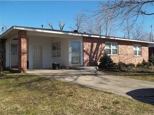 2 bd home in Gravette, nice yard, close to school, shopping and the parks.