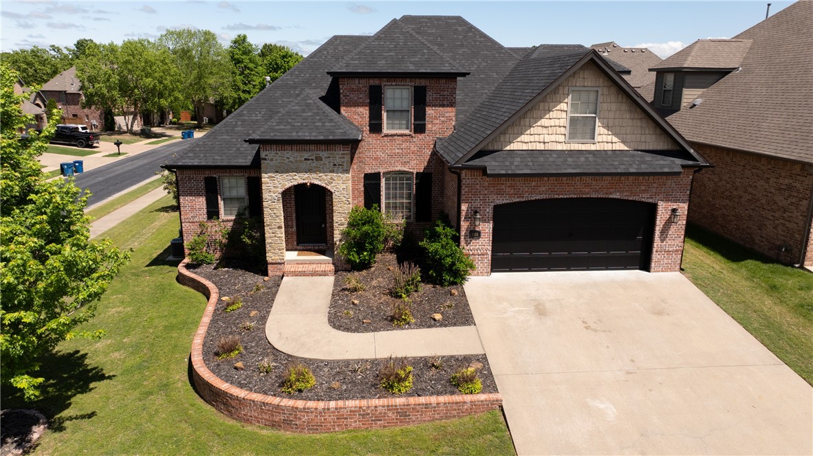 This Chapel Hill beauty blends style, space, and location. With 4 beds, 3.5 baths, and 3,286 SF,
you're just 2 miles from the new Walmart Home Office, 1 mile to the Alice Walton School of
Medicine, and 2 miles to Downtown Bentonville. Inside, enjoy quartz countertops, stainless
appliances, a massive island, hardwood floors, crown molding, and soaring ceilings. The spa-like
primary suite features a soaking tub, dual vanities, and walk-in closet. Upstairs bonus room is
perfect for movie nights or game days. Step outside to a half-covered back deck ideal for
relaxing or entertaining. Recent updates include a new roof and gutters (2024). Enjoy a walk-in
pantry, oversized garage, and access to a neighborhood pool, scenic trails, and Slaughter Pen.
Home includes a one-year home warranty and a $6,000 seller concession for carpet—making it
move-in ready with added peace of mind and value!