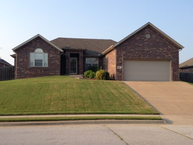 Nice 4 bedroom 2 bath rental located in the popular Sienna Estates Subdivision. Amenities include, gas log fire place in living room, crown molding, 2" faux wood blinds whirlpool tub in master bath, granite, 6 ft privacy fenced yard and more. Home sits just minutes away from everything Bentonville has to offer. Applications are completed through our website: prestigenwa.managebuilding.com. Each person 18 years or older needs to fill out separate application. $30.00 Application fee per applicant.