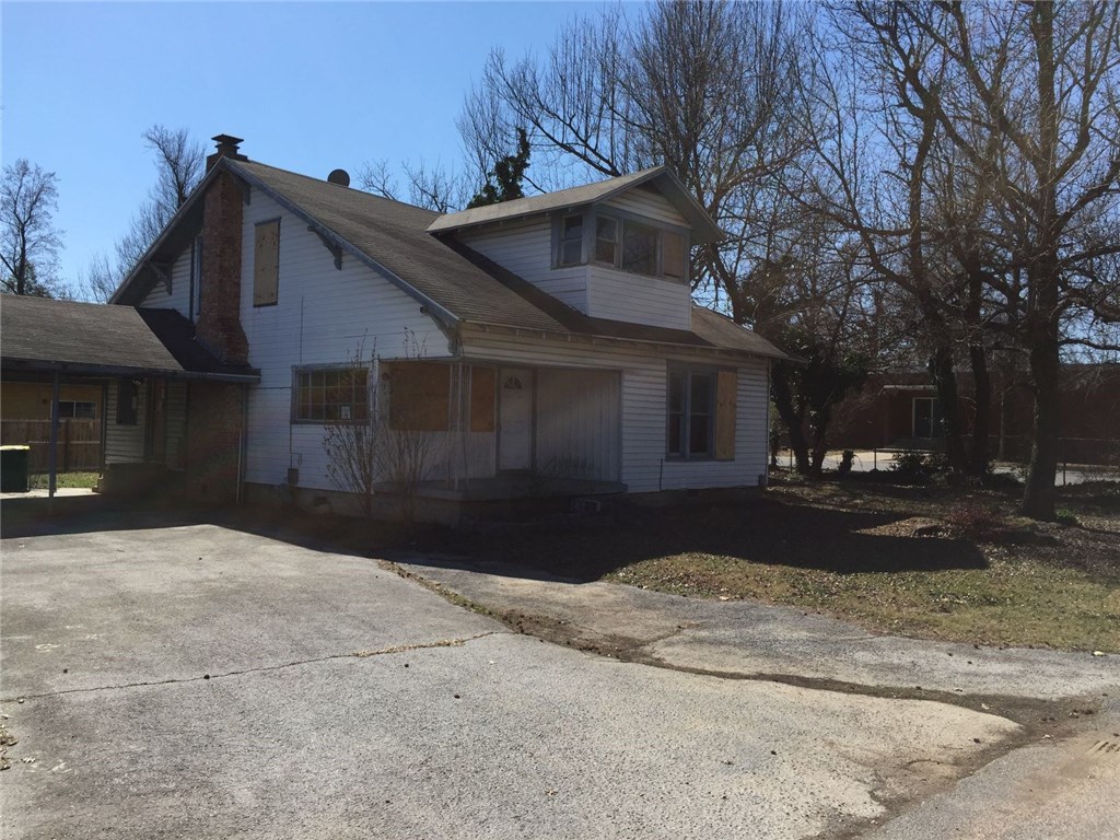 Bank own home in need of a lot of remodeling and updating. A lot of square footage to do the unimaginable, very well located close to business road, restaurants, hospital, schools, parks and job sites.