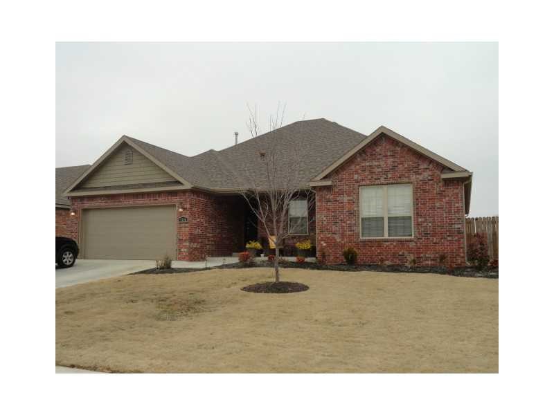 Wonderful 4 bedroom & 2 bathroom house in Bentonville with 1970 sq ft. House features a fireplace, hardwood floors, and granite countertops. Close access to trails.