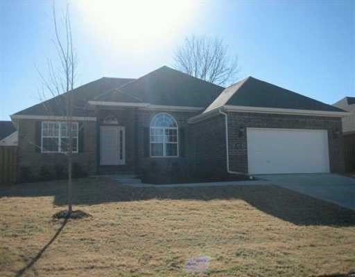 Great 3 bedrooms, 2 bathroom home in west Fayetteville. Home has a formal dining room, eat in kitchen & large living area. Granite countertops in kitchen, has split floor plan, and all appliances.