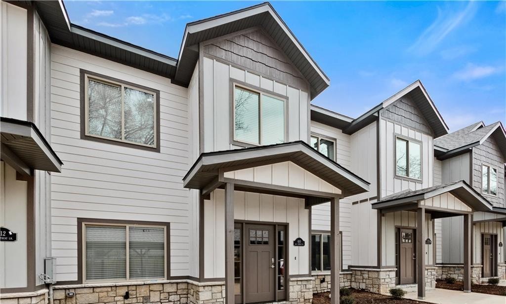 Welcome To Your Next Home! Your Downtown Bentonville Living Is Available soon. Newer 3 Bedroom, 2.5 Bath Townhomes. Fully Loaded w/ Custom Cabinets, Granite Counters, Built-in Appliances, Custom Tiled Shower & So Much More. Wide Open Main Level Living Area Featuring Kitchen, Dining, Living & Half Bath. Master Suite + 2 Guest Beds & Full Bath Up. Fenced Back Patio Area. Pictures are similar but not exact. Credit And Background Check Required. Pictures of a similar unit.