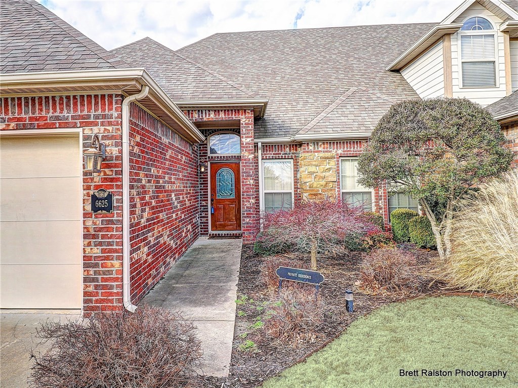 Beautiful townhouse located in one of Benton Counties most Premier private gated community, Shadow Valley.  In the progressive city of Rogers and the excellent Bentonville school district. Shadow Valley features championship 18 hole golf course, tennis center, fitness center, overlook restaurant, and full service bar.  Also has a children's activity center, pool, playground, and basketball court.  This beautiful home in particular features tons of beautiful hardwood and a large family area to entertain.