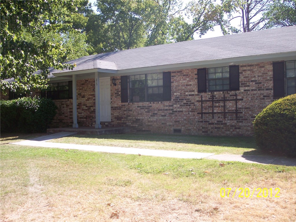 Nice 3 Bedroom/1 Bath duplex with a sunroom.  Fenced backyard.  Carpet and Ceramic Tile.  Comes with Stove and Dishwasher.  Hookups for a Washer/Dryer.