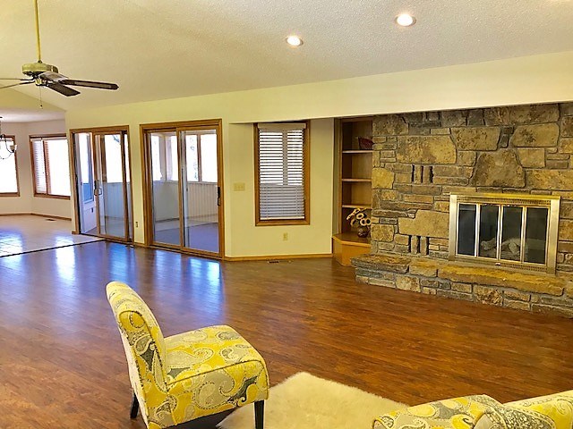 LOCH LOMOND SUBDIVISION-LOCH LOMOND MARINA & LAKEPOINTE RESTAURANT 2 BLOCKS AWAY!
GRANTON PARK/BOAT RAMP LESS THAN 4 MILES. SCOTSDALE GOLF/PUB/RECREATION PARK LESS THAN 1 MILE. REFRESHED! W/ interior/exterior paint, flooring, toilets, fixtures. TASTEFUL! 3 BEDROOM 2.5 BATH SUPER ENTERTAINMENT HOME. Indirect lighting, wet bar. SCREEN PORCH/DECK. 720 sf oversize garage. .92 ACRE LOT LOCATED WITHIN GRAVETTE SCHOOL DISTRICT. INTERESTING investment property for bride/groom venues @ LAKEPOINTE.?.