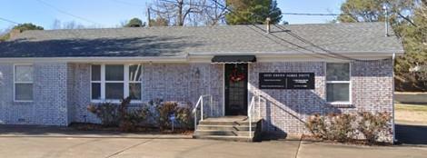 This well-positioned retail/office building sits prominently in Fayetteville Midtown. Four individual offices, two bathrooms, large reception area, and furnished kitchen. Entire building available or selected offices. One office is exceptionally large (11x19) and can accommodate three desks and has private back entrance. Excellent visibility with frontage on Green Acres Road. One block from Woodland Junior High and Montessori School for Children. This building offers close proximity to Township and Razorback Greenway. Space is perfect for small businesses seeking premium exposure and
convenient access in a bustling area. Ample parking front and back. Tenant pays utilities. 3 Year Lease.