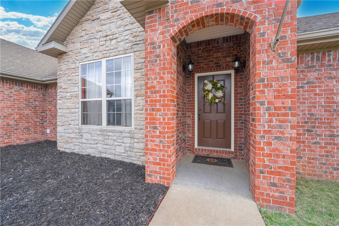 Beautifully maintained all brick home, move in ready, nestled in a peaceful setting. Enjoy easy access to major employer's such as Tyson's, Walmart, and the University of Arkansas. Small town charm with big time convenience. Seller to offer $10,000 in credits.