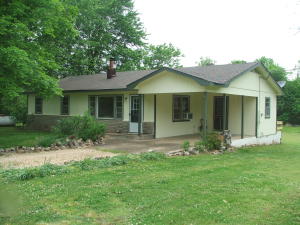 Neat 3 BR home in great location between Harrison and Bull Shoals Lake. New vinyl in kitchen, utility, and bath. Newly finished wood floors in hall and living room. Neat floor plan with spacious rooms. Good garden area, shed,mature trees and shrubs. Check this one out! Acreage is an estimate.