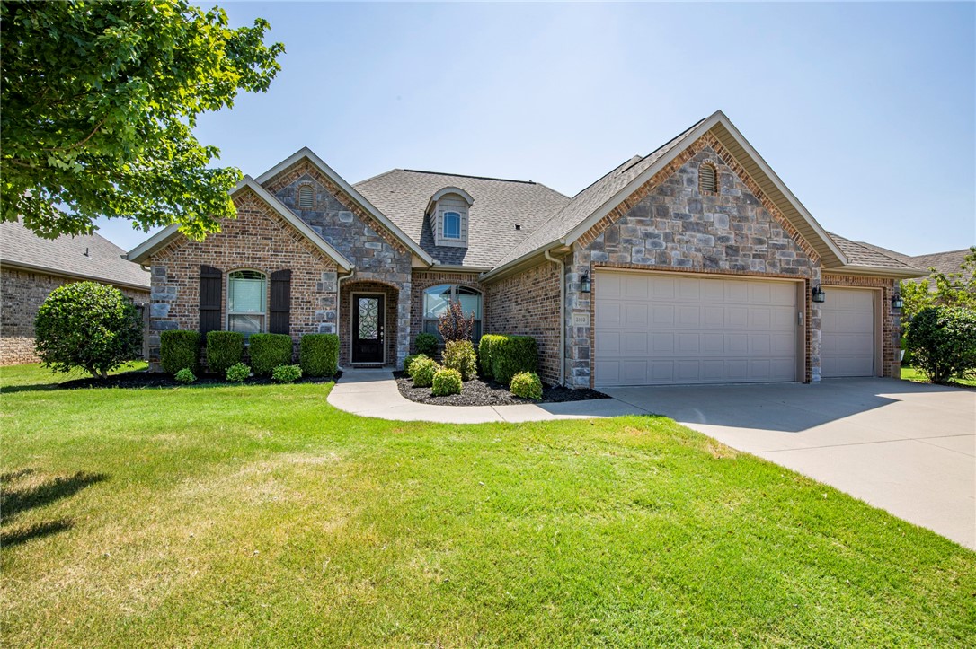 Awesome 4 bedroom 3 full bath home in the Riverwalk Subdivision. Hardwood flooring through main living area and bedrooms with tile in kitchen and baths. Open floor plan, vault ceiling through living room and kitchen. Kitchen includes stainless appliances, granite counters, built in oven, gas top range, pantry and breakfast nook, home also has a formal dining area. 2 bedrooms share a Jack and Jill bath, Master suite features separate tile shower and jetted tub, double sinks, very large closet.
Covered patio area with built in gas fireplace and gas grill. Fenced yard. 3 car garage.