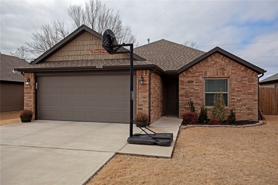Big things in a smaller home! Like new 3 bed/2 bath. 10 foot ceilings in living room, jacuzzi tub in master and fantastic outdoor entertaining area. Great for a first time homebuyer or someone that is wanting to downsize. Don't miss out on this great deal