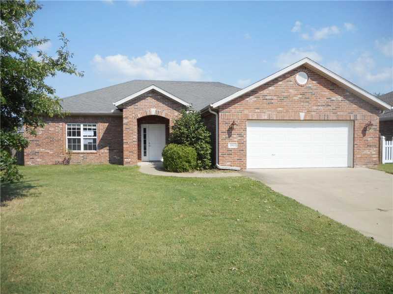 Split floor plan, granite counters, privacy fenced back yard, great neighborhood.  Eligible for FHA 203b financing with escrow, great opportunity.