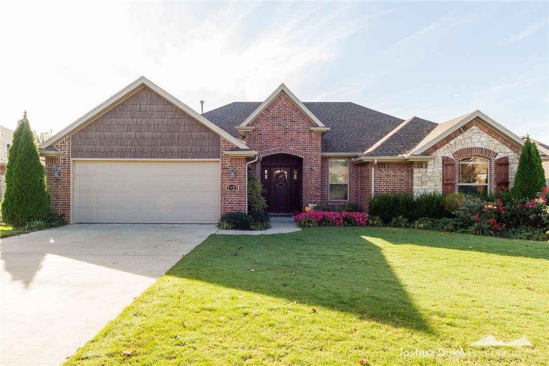 Beautiful 3 bedroom, 2 bath home in Cobblestone Subdivision.  This home has been well cared for and is move-in ready.  Don't miss the large patio with brick wall/bench surround.  The open floor plan with granite counters, wood floors and blinds are sure to please every buyer.