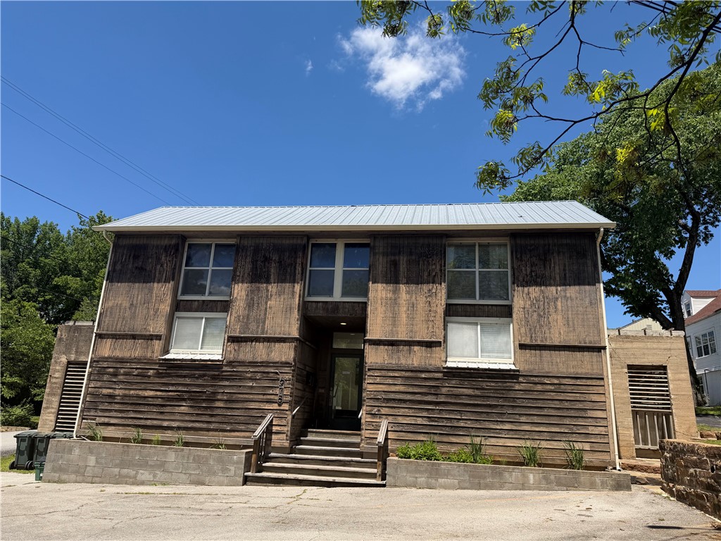 Charming 1-bedroom apartment, walking distance to Wilson Park! Quiet four-plex centrally located with easy access to I-49 and College Ave. Open concept, with plenty of natural light. Living room has beautiful hardwood floors. Porch off living room with gardening space. Bedroom upstairs has tall, vaulted ceilings. Freshly painted & refreshed throughout! Parking lot directly in front, One parking space included. Tenant responsible for utilities. Cats welcome with an additional deposit & rent, but sorry no dogs, reptiles, or rodents. Don't miss out on this location!