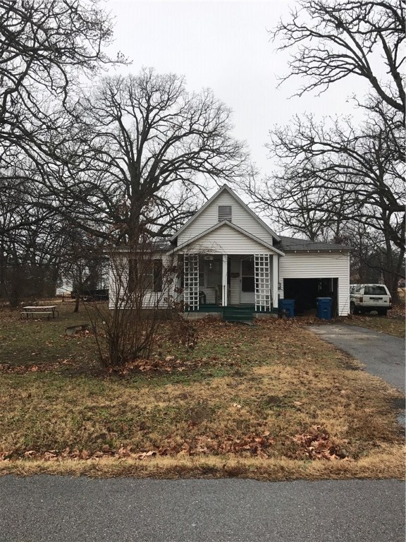 this listing includes two parcels of land ; benton county, arkansas tax parcel i.d.#01-02723-000 consisting of 0.39234 acre and #01-02722-000 consisting of 0.37272 acre with a total of .76506 acres property runs from s.w. d street to s.w. e street.