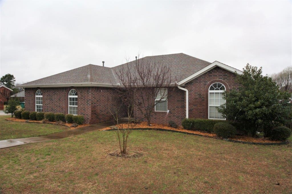 No need to run back and forth to Lowes - this house is Move In Ready! You will love this fabulous 3 bedroom split floor plan. Relax in the master tub and have a room for all your things in the 3 master closets. Great corner lot with ease of access to 264/ I-49, shopping, bowling and everything else. Work North or South this house has easy access to both.