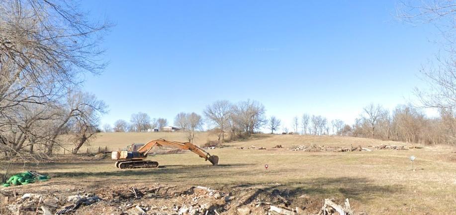 Build-to-Suit Land Lease – 4 Acres on E 1st Ave, Bentonville, AR Now available: 4 acres for lease on E 1st Avenue in Bentonville — a great build-to-suit opportunity just minutes away from XNA Airport. With approx. 10,000 vehicles per day, this location offers excellent visibility and access, ideal for commercial, office, or retail development. Property Highlights: 4 acres of flat, buildable land, ?? Flexible build-to-suit terms, High-traffic location with over 10,000 vehicles daily. Minutes away from Northwest Arkansas National Airport (XNA). Utilities nearby and convenient access to I-49 Near residential neighborhoods, schools, and major employers Position your business for success in a fast-growing part of Bentonville.