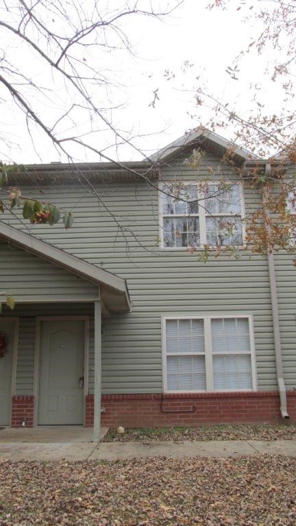 3 bed & 2.5 bath condo in Fayetteville, close to Baum Stadium and the U of A. Easy access to I-49. New carpet to be installed 12/31, new paint and professional cleaning before move in!