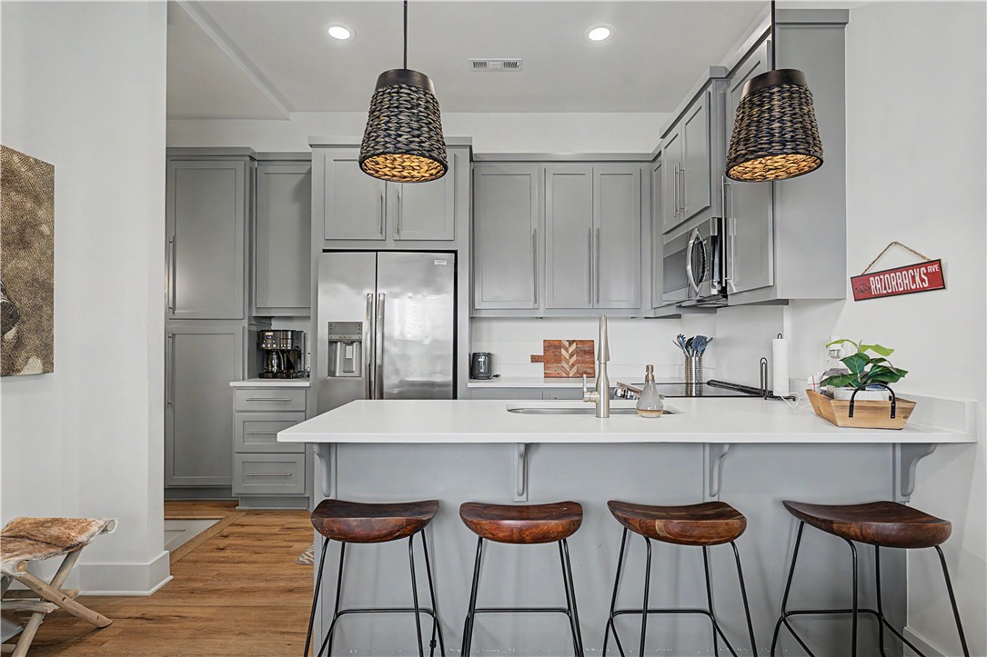 Fantastic 2 bedroom, 2 bath South Hill Avenue townhome in the perfect location! This gorgeous townhome is just minutes from U of A, Razorback Stadium, Dickson, walking trails, bike trails, shopping and so more more! A beautiful kitchen fit with a Frigidaire Appliance package that includes an oven, range, microwave and refrigerator, quartz countertops, and ample storage. Laundry room with stackable washer and dryer, luxury vinyl plank flooring and ceramic tile. Large bedrooms and beautiful bathrooms, also includes your own private balcony! Comes with two designated parking spaces. Selling it fully furnished! This townhome has everything you need. Perfect home or investment!
Currently on the waiting list for a airbnb permit!